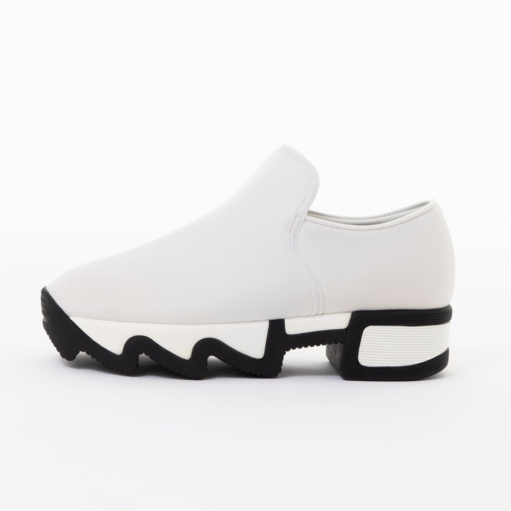 iRi NYC Low Top Sneakers in White / Black